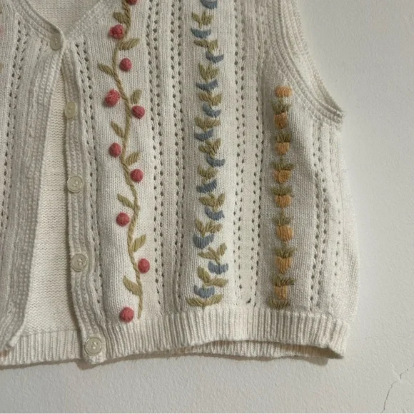 Vintage Pointelle Knit Floral Embroidered White Sweater Vest Cottage Grandmacore - Picture 2 of 10